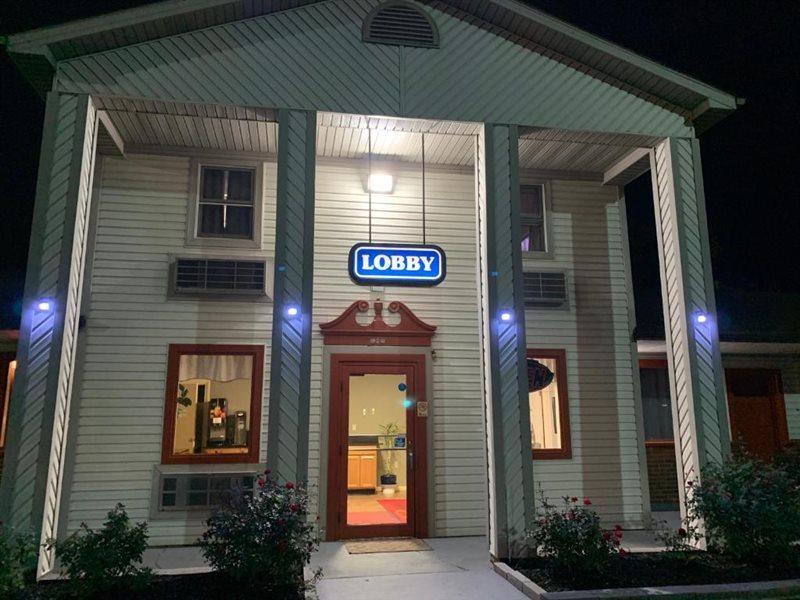 Econo Lodge Newton Falls Exterior photo